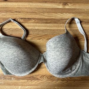 40D Bra from Victoria Secret. Worn a few times.